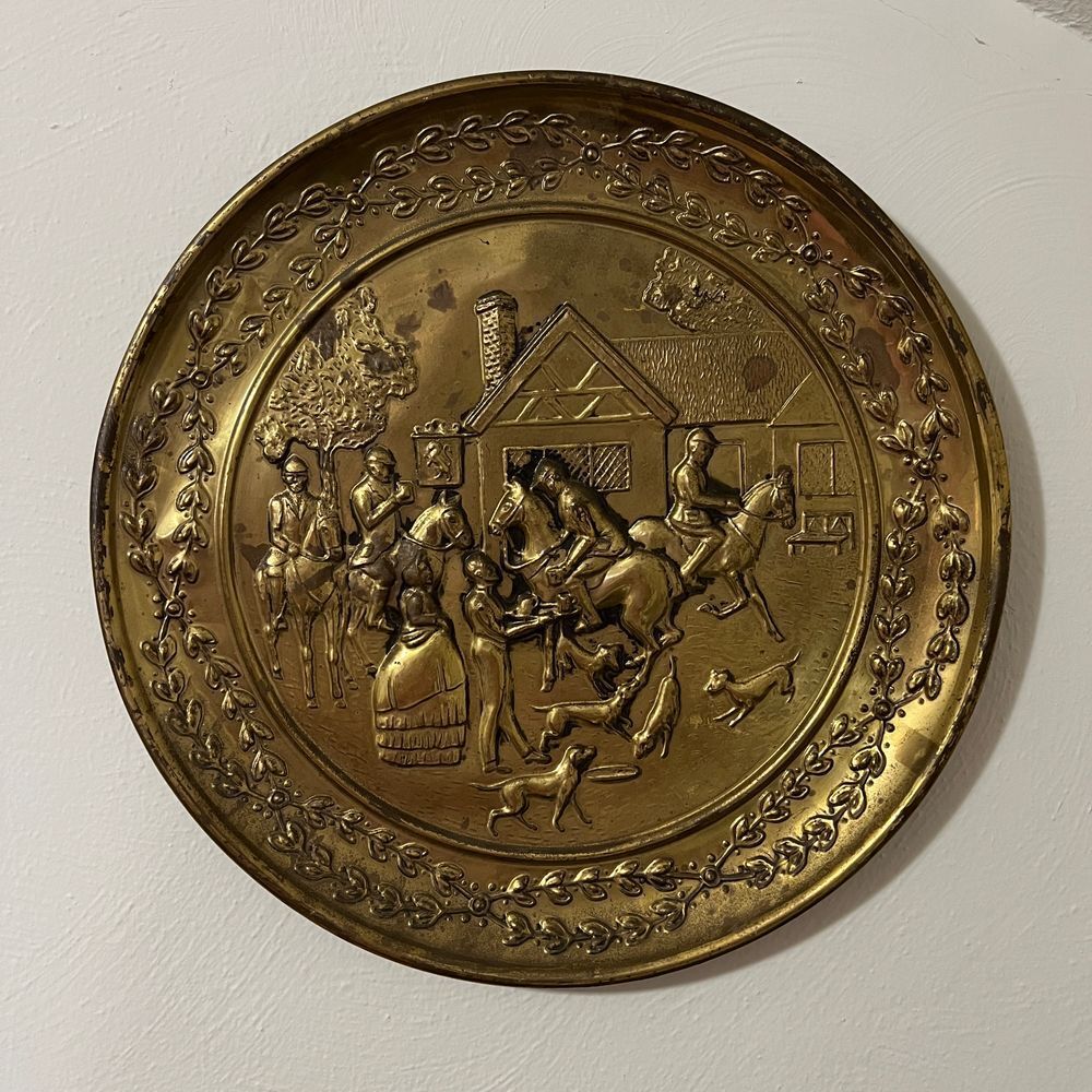 Vintage Brass Wall Plate English Fox Hunt Scene Decorative Round Embossed Art - Picture 1 of 4